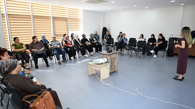 Büyükşehir, Engelsiz Yaşam Merkezi’nde Aileleri Dijital Dünyanın Risklerine karşı Bilinçlendirdi