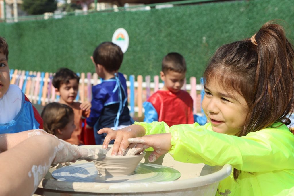 Mersin Minik Eller Anneleri İçin Çömleğe Şekil Verdi