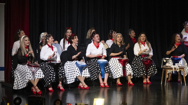 Mersin’de Nostalji Rüzgârı: “Naftalin Kokulu Anılar Sandığı” İzleyenleri Geçmişe Götürdü