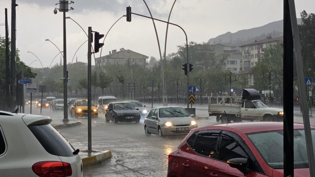 Çankırı’da sağanak hayatı felç etti: Ev ve iş yerlerini su bastı