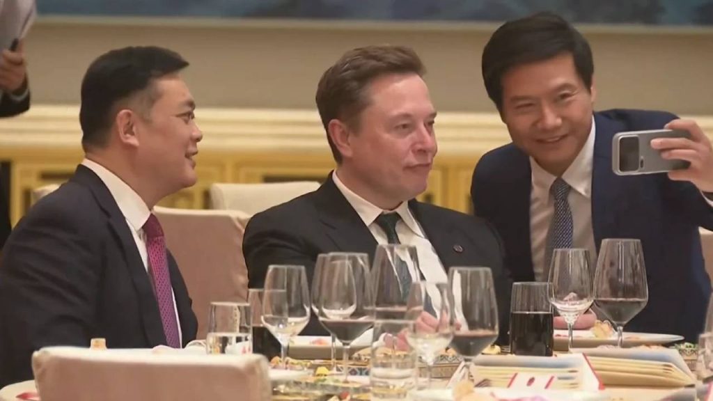 Elon Musk en büyük rakibini tanımadı! Dibine kadar girip selfie çekti