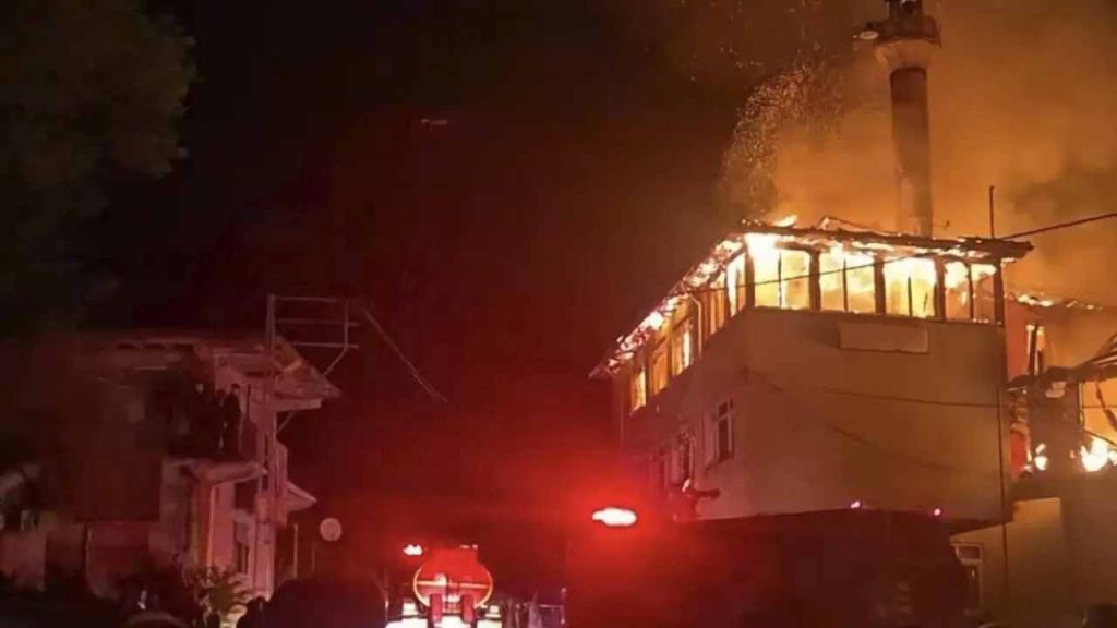 Evde başlayan yangın köy konağı ve camiyi küle çevirdi