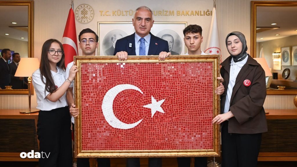 Gençlerden Bakan Mehmet Nuri Ersoy’a jest: Mozaik bayrak