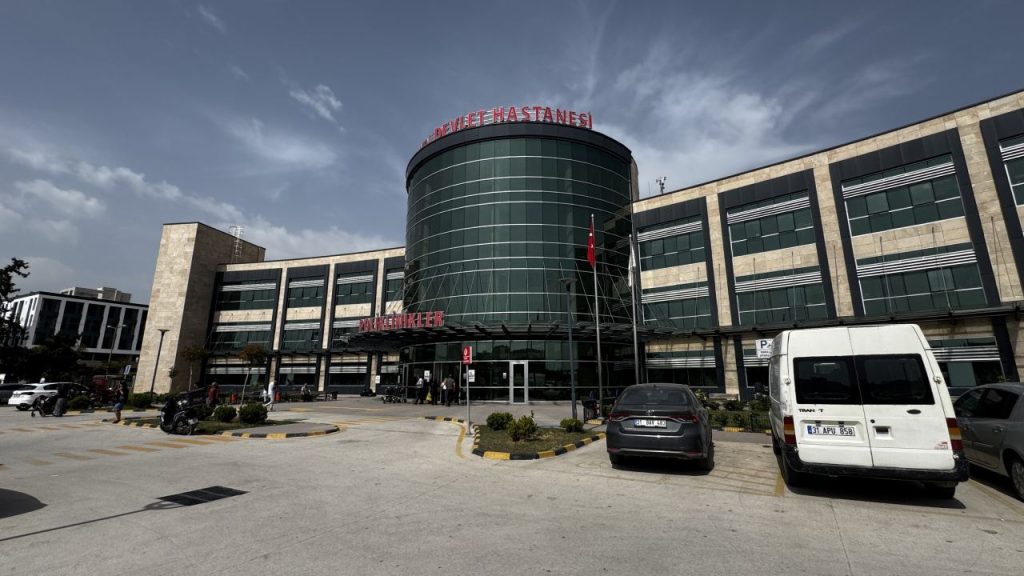 Hatay’da çirkin saldırı: Görevi başındaki doktoru darbetti!
