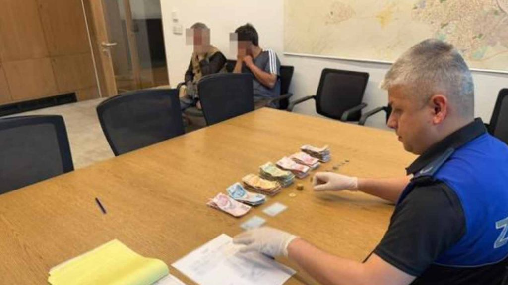 İki dilencinin üzerinden 4 bin lira çıktı