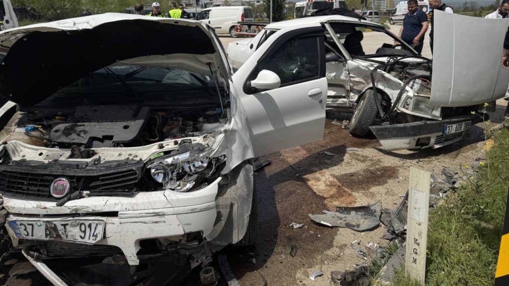 Kastamonu’da kavşakta iki otomobil Çarpıştı: 8 yaralı