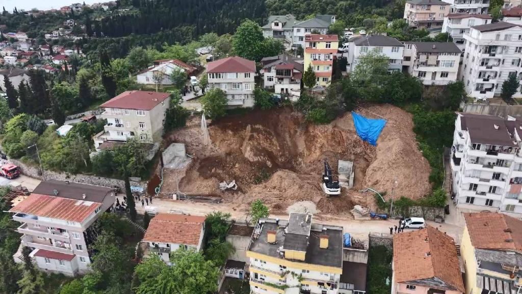 Kocaeli’de kazı sırasında toprak kaydı! 5 bina boşaltıldı
