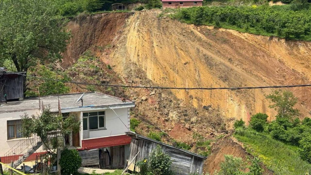 Ordu’da heyelan anı kamerada