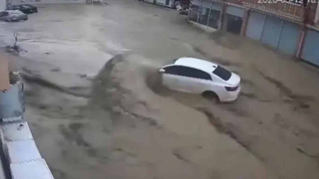 Samsun Havza’daki sel kamerada: Ne var ne yok önüne kattı götürdü