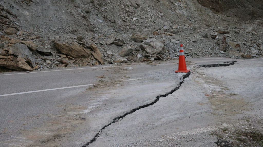 Tokat’ta Ballıca Mağarası yolu çöktü: Asfalt ikiye yarıldı!