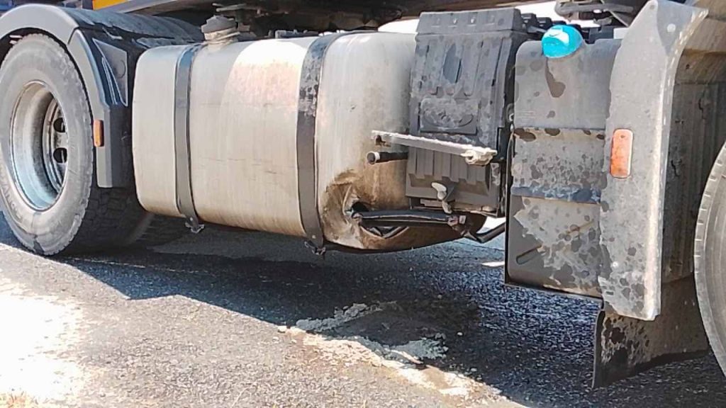 Yakıt deposu delinen TIR trafiği felç etti: Mazot 1 kilometre boyunca yola aktı