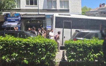 İstanbul’daki Onur Yürüyüşü’ne Polis Müdahalesi: 40 Kişi Gözaltında