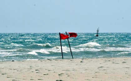 Karadeniz Kıyısında Denize Girmek Yasaklandı: İki İlçede Plajlar Kapatıldı