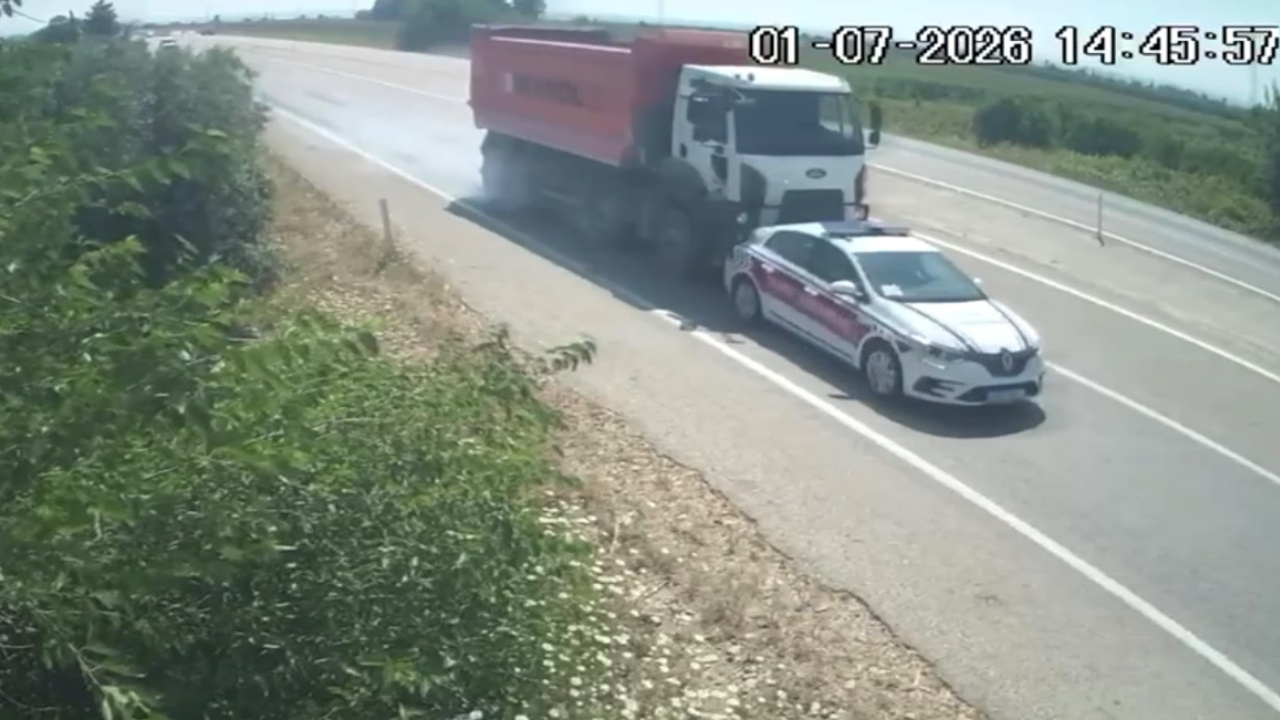Adana’da Jandarma Aracına Kamyonun Çarptığı Anlar Kamerada