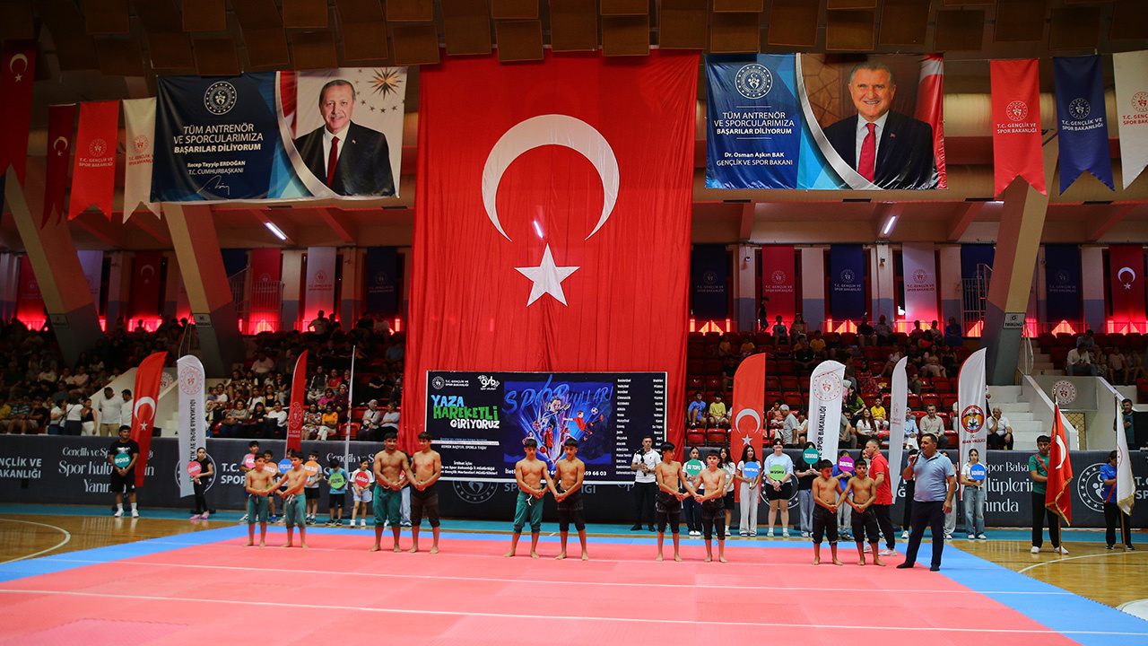 Adana’da Skandal: Atatürk Posterini Kapattılar