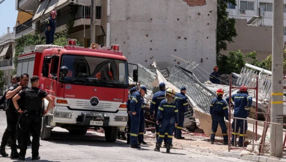 Apartman Saniyeler İçinde Yerle Bir Oldu, Ekipler Mahsur Kalanları Arıyor
