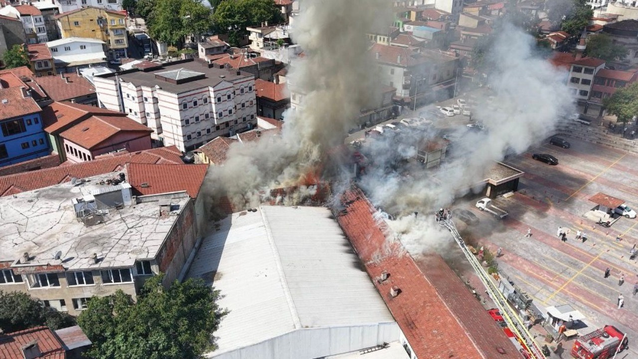 Bursa’nın 600 Yıllık Çarşısında Yangın! Dumanlar Kentin Her Noktasından Görüldü