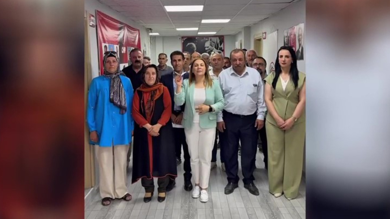 Butlanın Görevden Alma Kararına Böyle Tepki Gösterdi: Chp’li Başkan Tebligatı Uçak Yapıp Attı