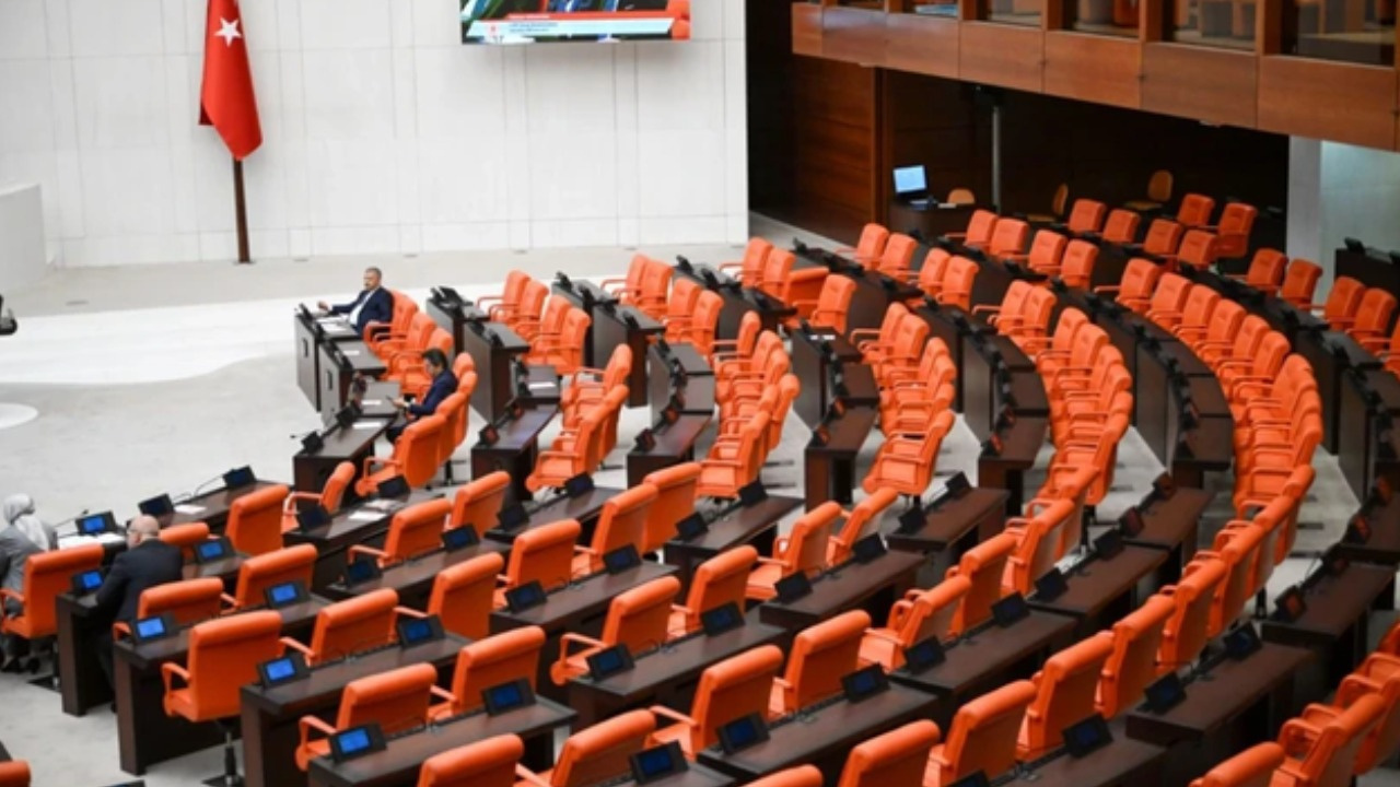 Erdoğan’ın Peş Peşe Uyarıları Sonuç Vermedi: AKP Sıraları Yine Boş Kaldı