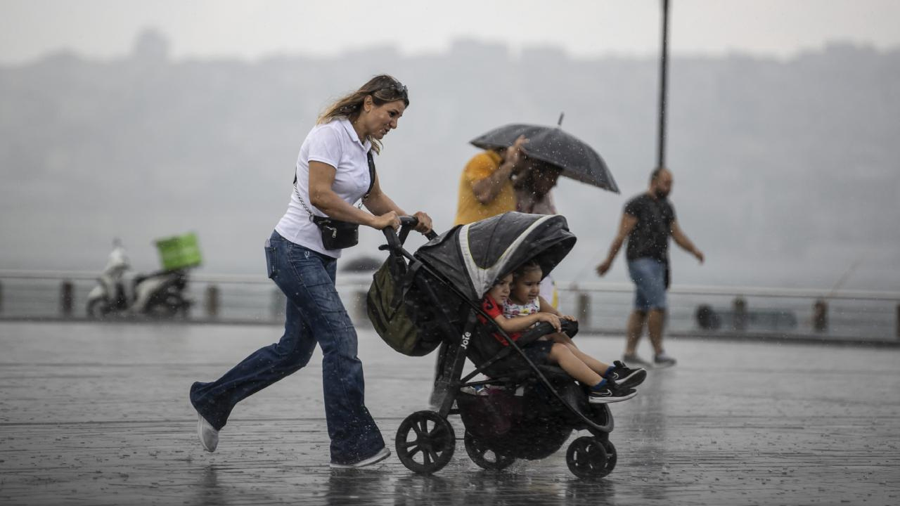 Hava Saat Saat Dönecek! İstanbul Dahil 4 ile Sarı Kodla Sağanak 1 ile de Fırtına Uyarısı Yapıldı