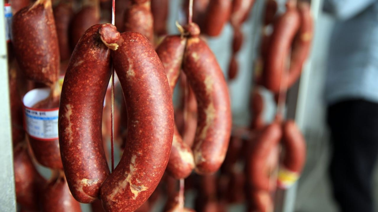İşte Halkı Böyle Zehirliyorlar: 5.5 Ton Kaçak Sucuk İmha Edildi