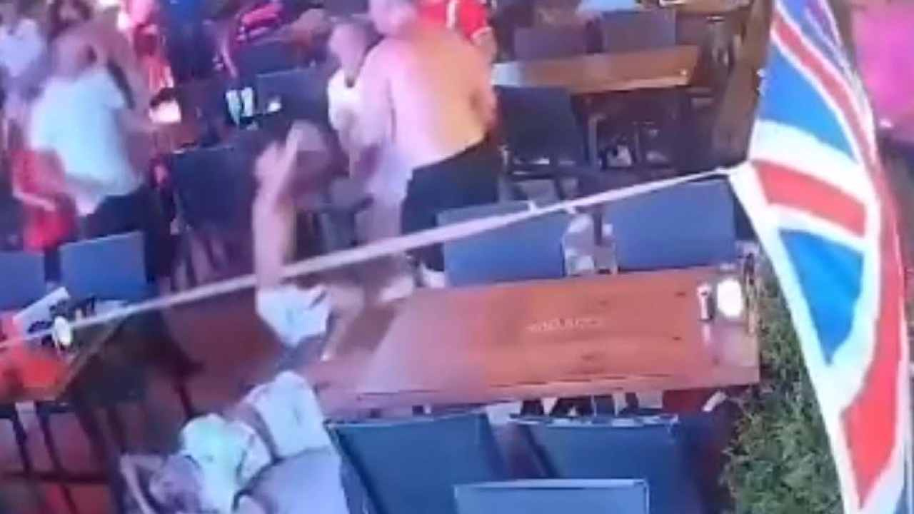 Marmaris’te Ortalık Karıştı: İngiliz Turist Eşini Fırlattı Çocuklarını da Darbetti