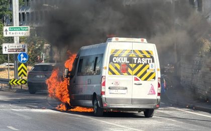 Servis Aracı Seyir Halindeyken Alev Aldı! Kullanılamaz Hale Geldi