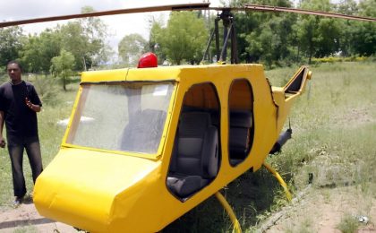 Yolda Bulduğu Uçak Enkazıyla Helikopter Yaptı