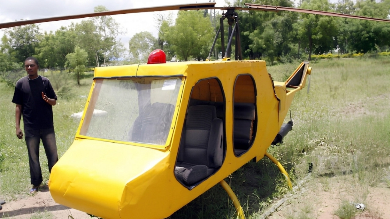 Yolda Bulduğu Uçak Enkazıyla Helikopter Yaptı