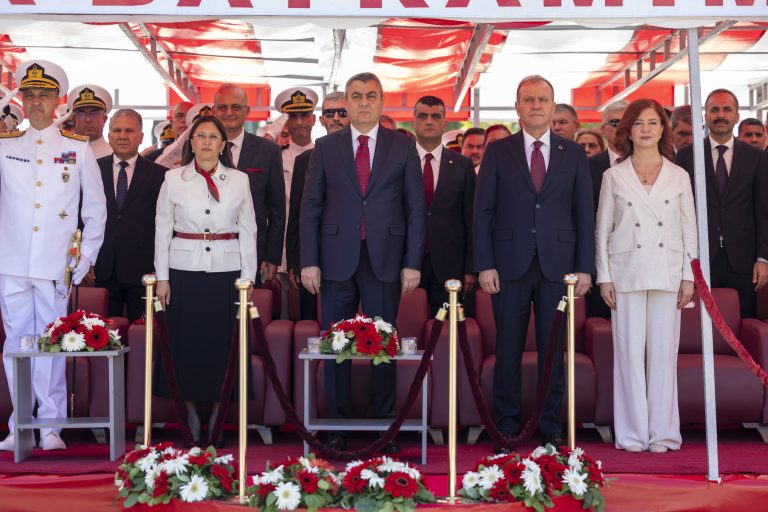 Başkan Seçer ve Meral Seçer, Mersinlilerle Zafer Bayramı Coşkusunu Paylaştı