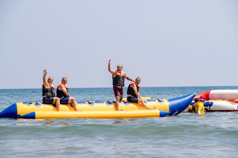 Mersin Büyükşehir, Emeklileri Kumkuyu’da Deniz Keyfiyle Buluşturdu