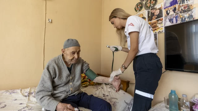 Mersin Büyükşehir’in Evde Bakım Hizmetiyle Yaralar Sarılıyor